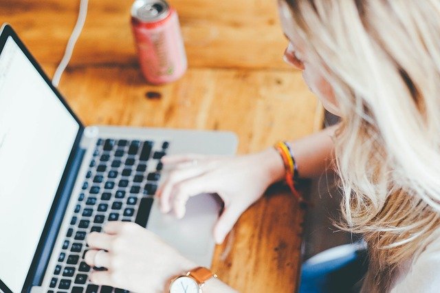 カスタマーサクセスではサービスを提供している企業側から積極的にアプローチを行う